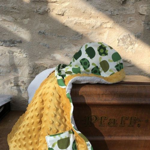 Cape bébé naturelle 8 Cape jaune motif tortue mois
