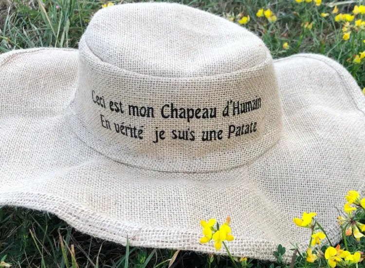 Chapeau naturel personnalisé avec texte brodé en noir, modèle sur mesure kb couture
