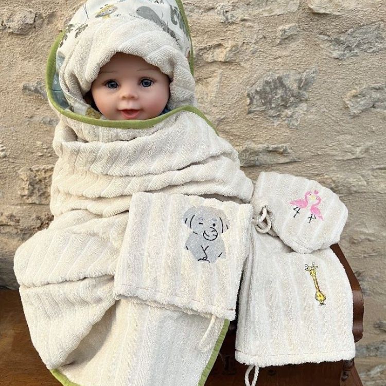 Couture personnalisée en haute-saône : créez votre pièce unique 9 Sortie bain et gants brodés